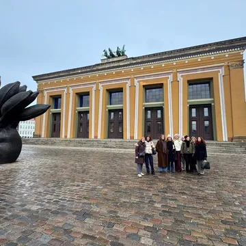Gruppo davanti alla facciata gialla neoclassica del Museo Thorvaldsen a Copenaghen