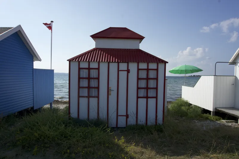 badehus hvid rød.jpg